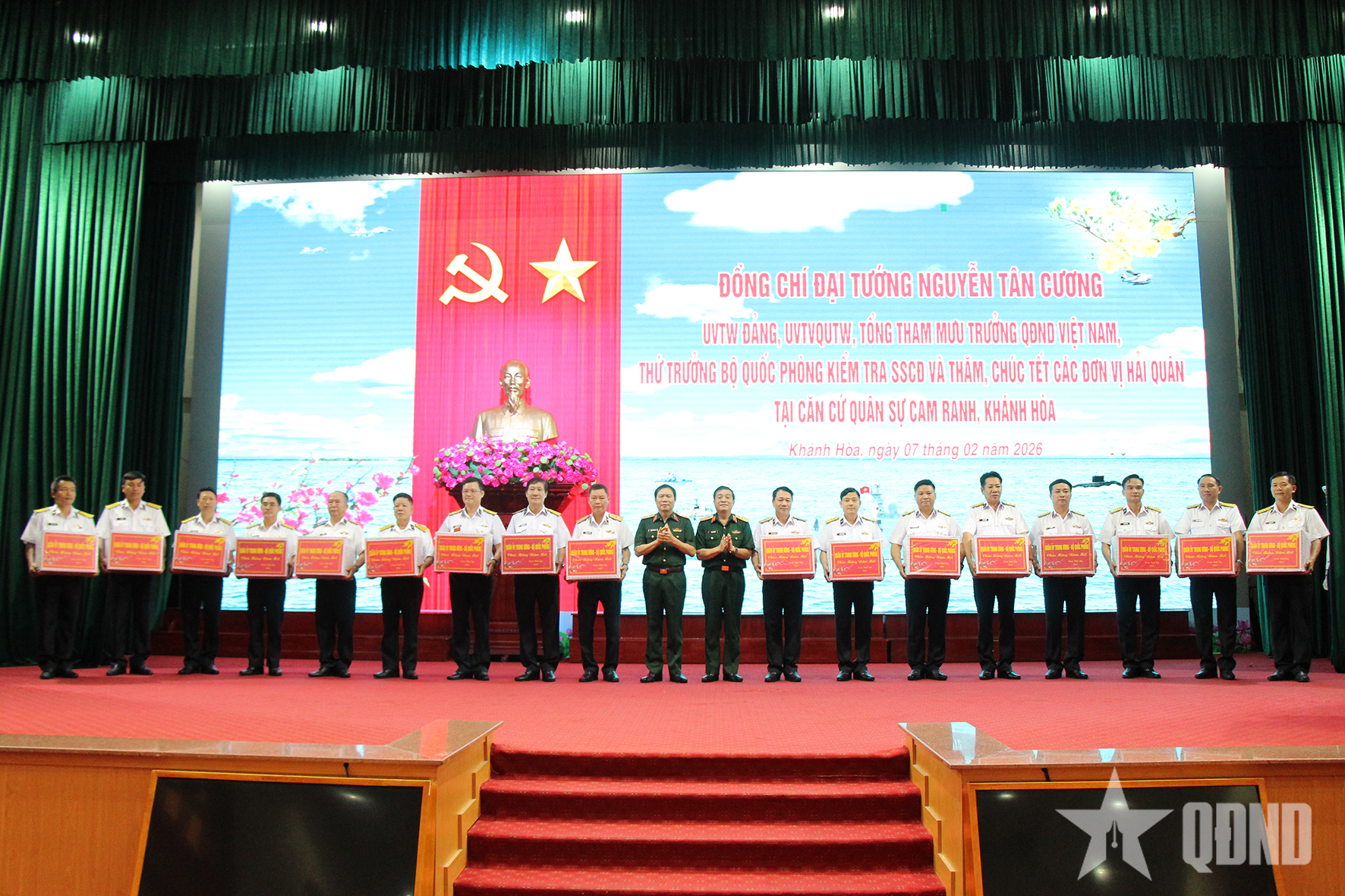 Đại tướng Nguyễn Tân Cương kiểm tra, chúc Tết các đơn vị Hải quân tại Căn cứ quân sự Cam Ranh